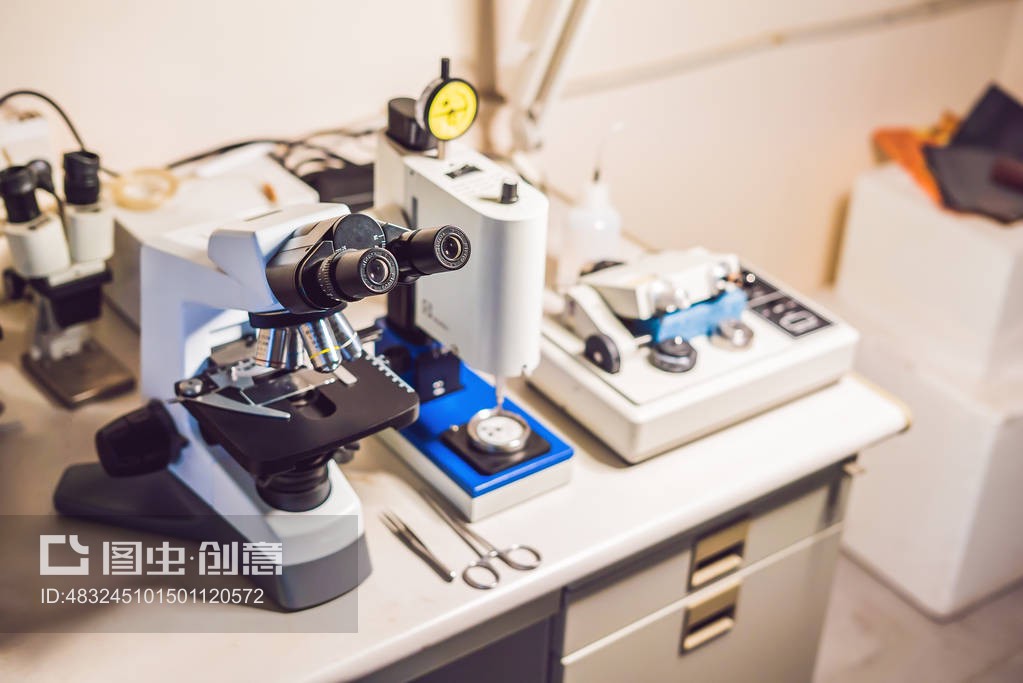 光学显微镜、超声波切割机和精密微米磨床抛光机制备样品台sample preparation table in aelecron microscopy laboratory with an optical microscope, ultrasonic cutter system and precision micrometer grinder polishing machine